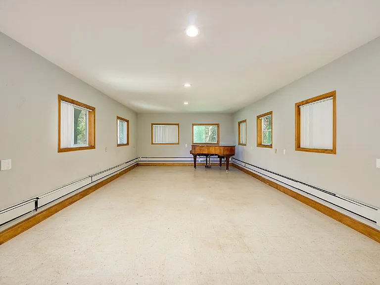 565 Transit Ave — Photo 10