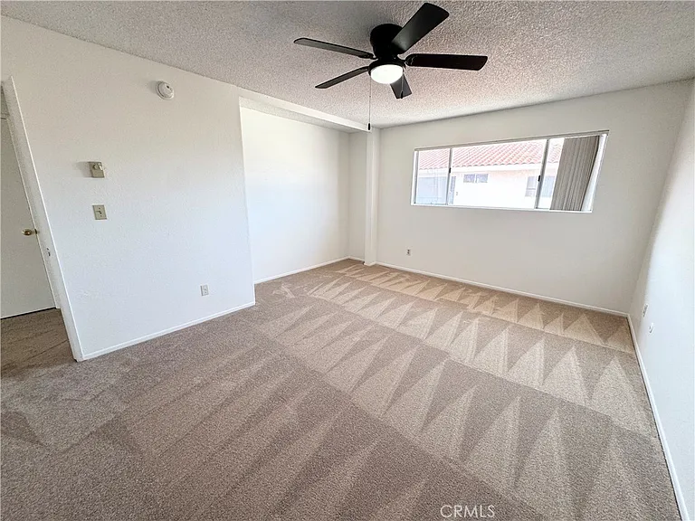 635 W 15th St #13 — Photo 9