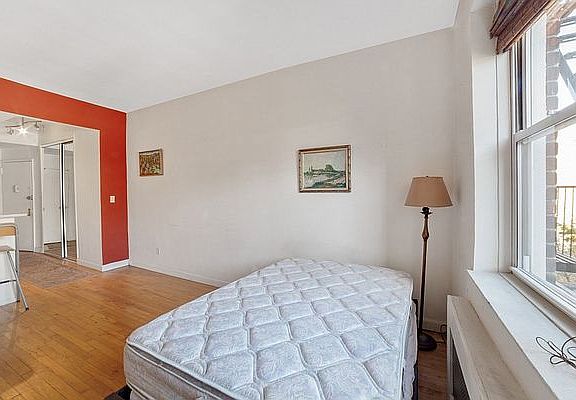 4th image of 515 E 88th St #40
