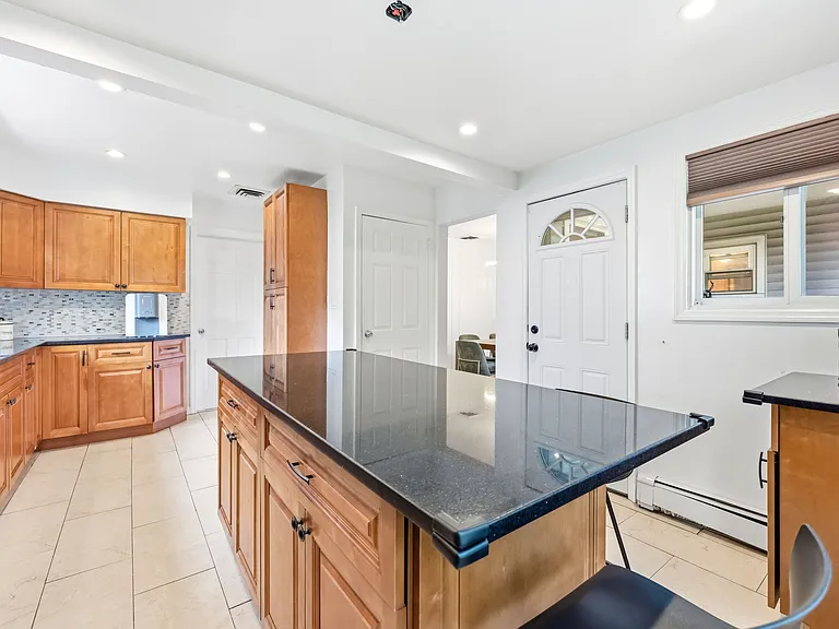 48 Jefferson Ave — Photo 11