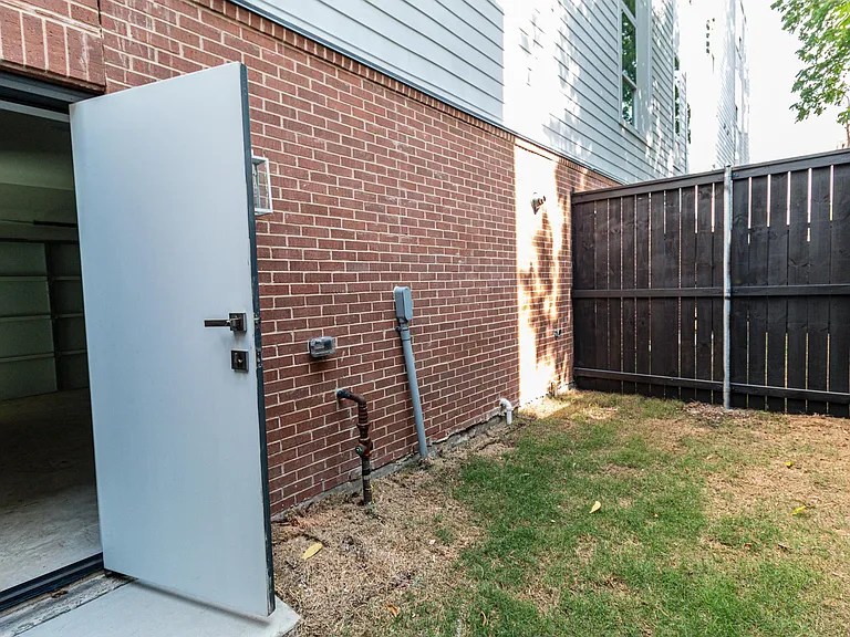 4210 Roseland Ave #104 — Photo 39