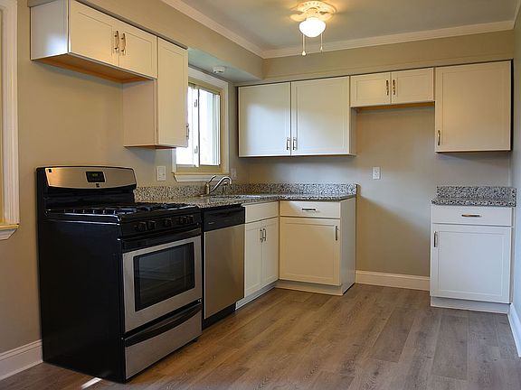 Kitchen (appliances stay)