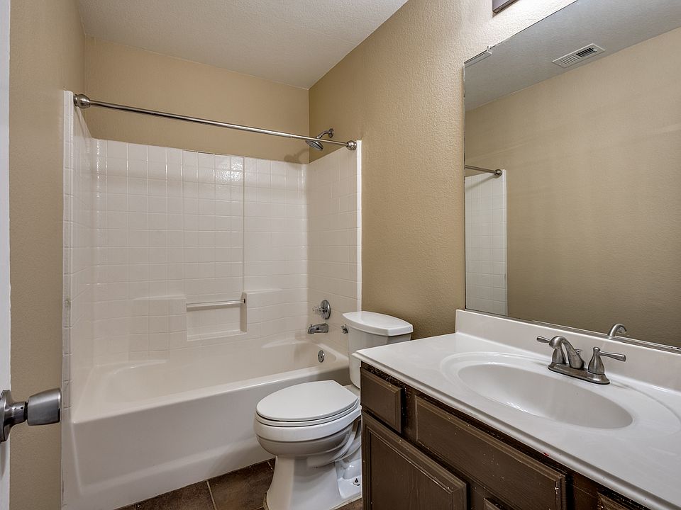1st image of 2221 Lilac Cir
