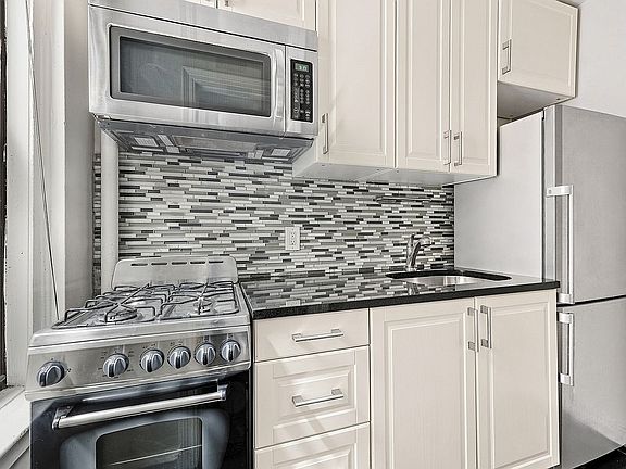 4th image of 321 E 54th St APT 3D
