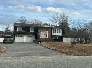 35 Peppermint Rd, Commack, NY 11725