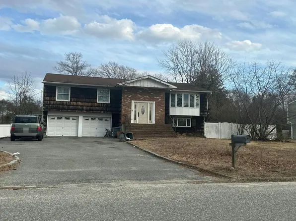 35 Peppermint Rd, Commack, NY 11725