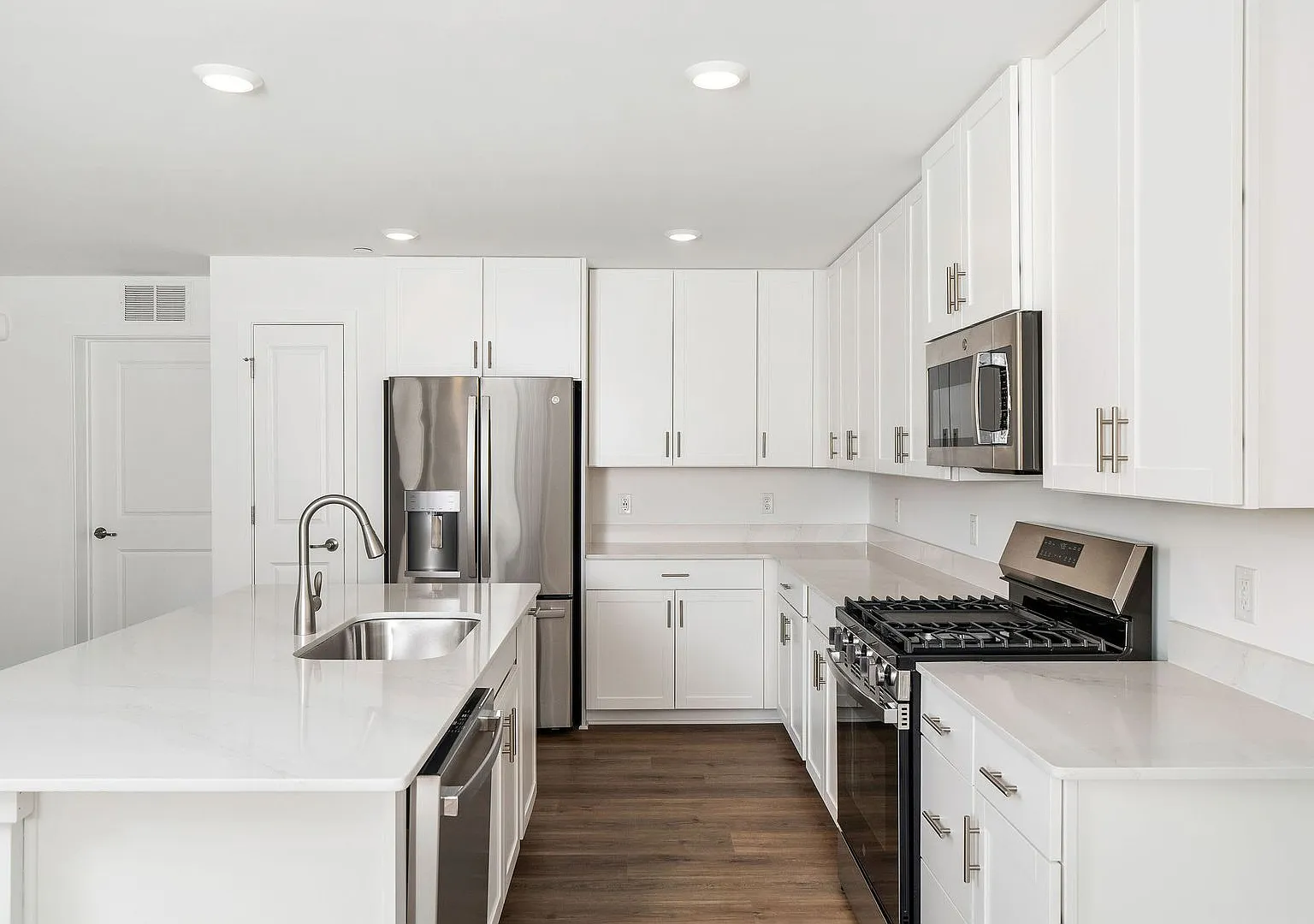 Stunning New Construction with Clubhouse Amenities — Photo 4