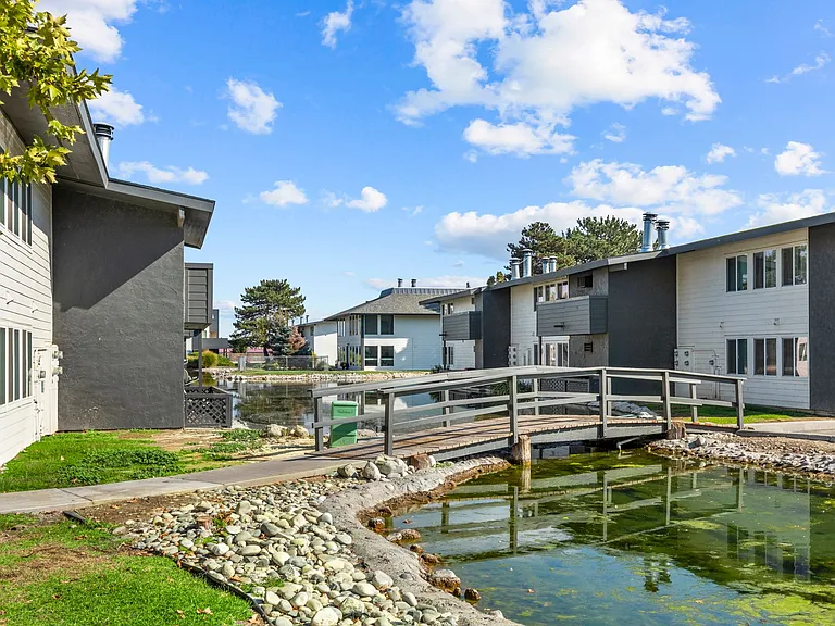 Lakeside Apartments — Photo 8