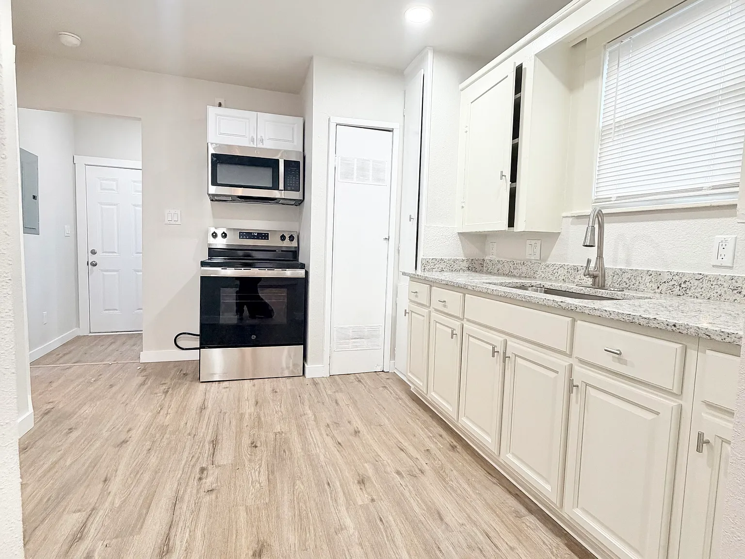 3 bed, 1000 sqft, $1,450 — Photo 3