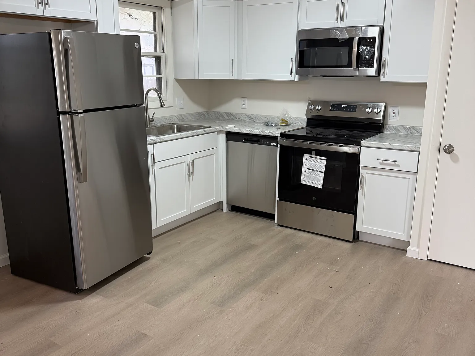 3 bed, 2.5 bath, 2221 sqft, $2,395 — Photo 4
