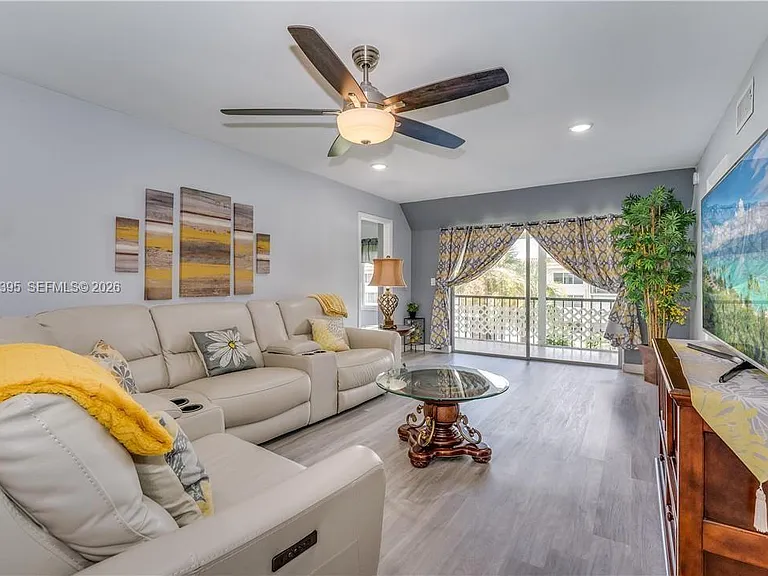 681 S Hollybrook Dr #305 — Photo 3
