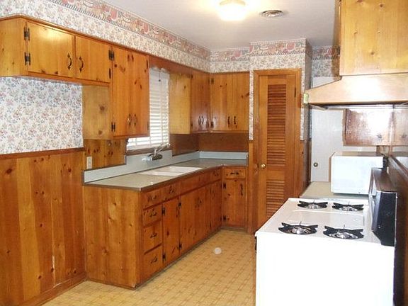 5th image of 327 Shropshire Dr