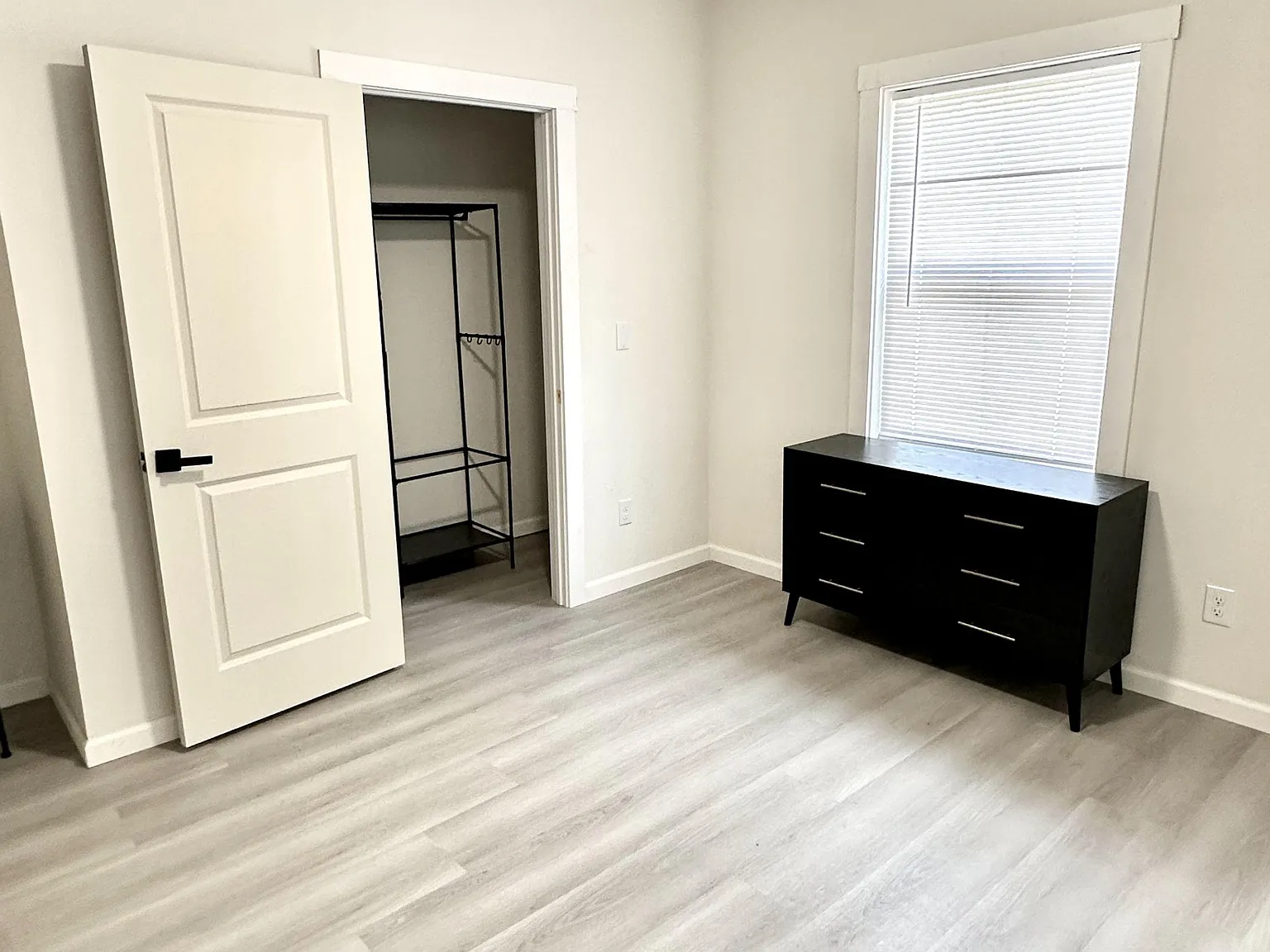 4 bed, 2.0 bath, 2700 sqft, $910 — Photo 4