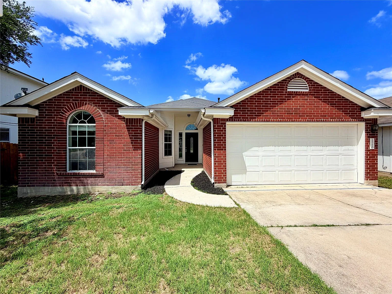 3 bed, 2.0 bath, 1630 sqft, $2,000 — Photo 1