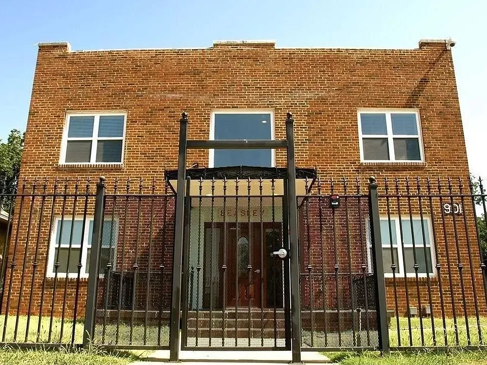 Historical 1 Bedroom Spacious Units!