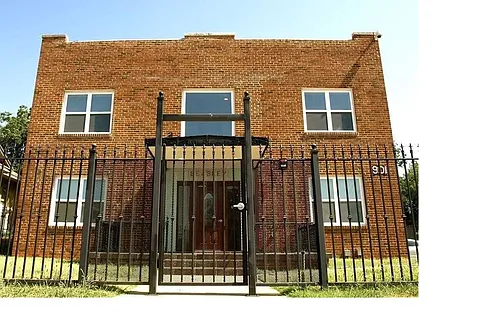 Historical 1 Bedroom Spacious Units! Photo 1