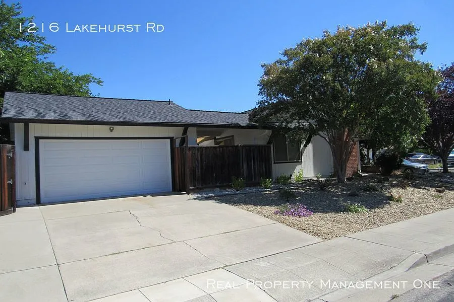1216 Lakehurst Rd photo 1