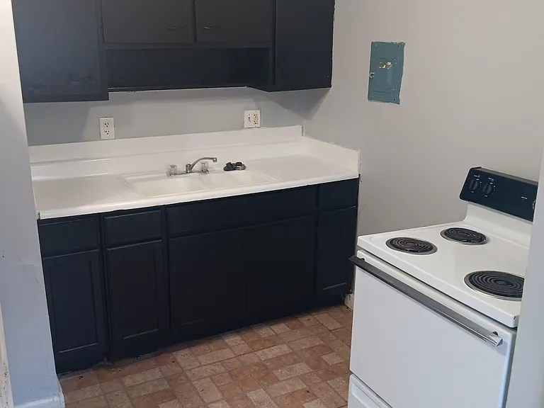 604 W Grand Ave — Photo 8