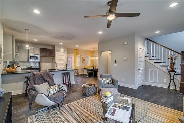 902 Smiley St — Photo 1