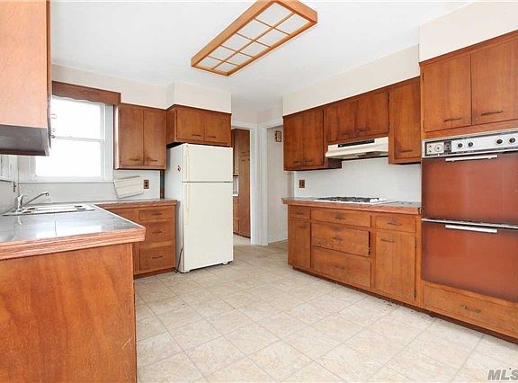 5th image of 132 Ostrander Ave