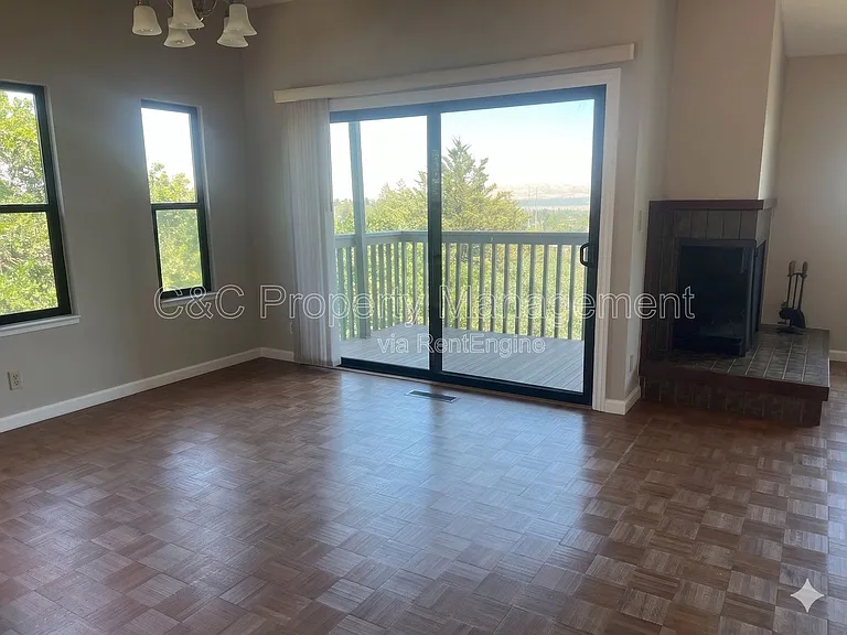 1538 Ashwood Dr — Photo 4