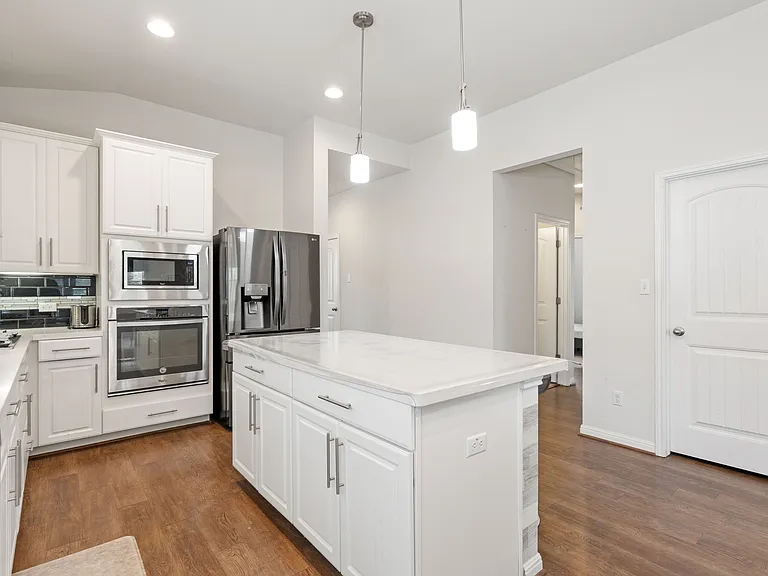 928 Myrna Bnd — Photo 23