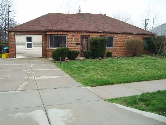 710 Hemlock Dr photo 1