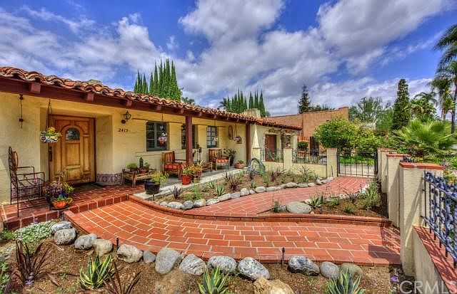 1st image of 2415 N Heliotrope Dr