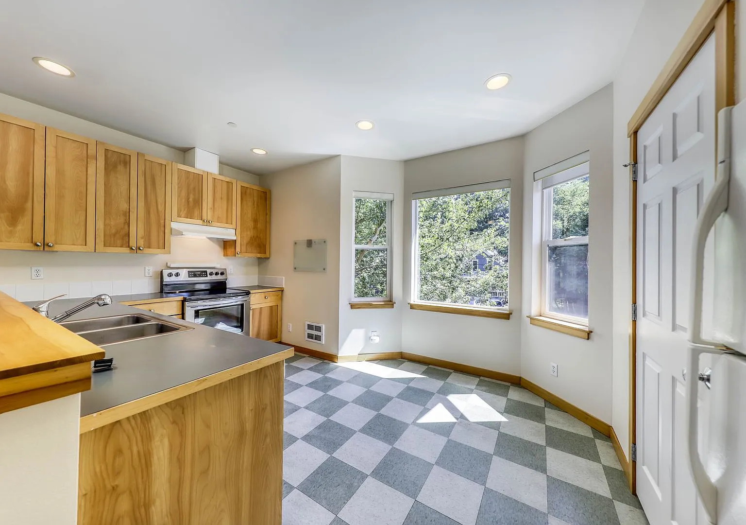 Free Rent for August with 12 month lease - Courtyards Condominium unit in Town — Photo 4