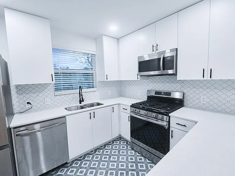 3300 Tom Green St #6 — Photo 1