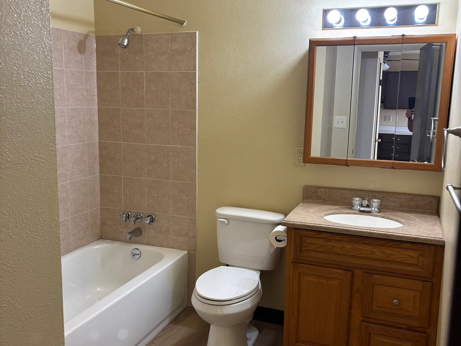 3921 E San Miguel St — Photo 2