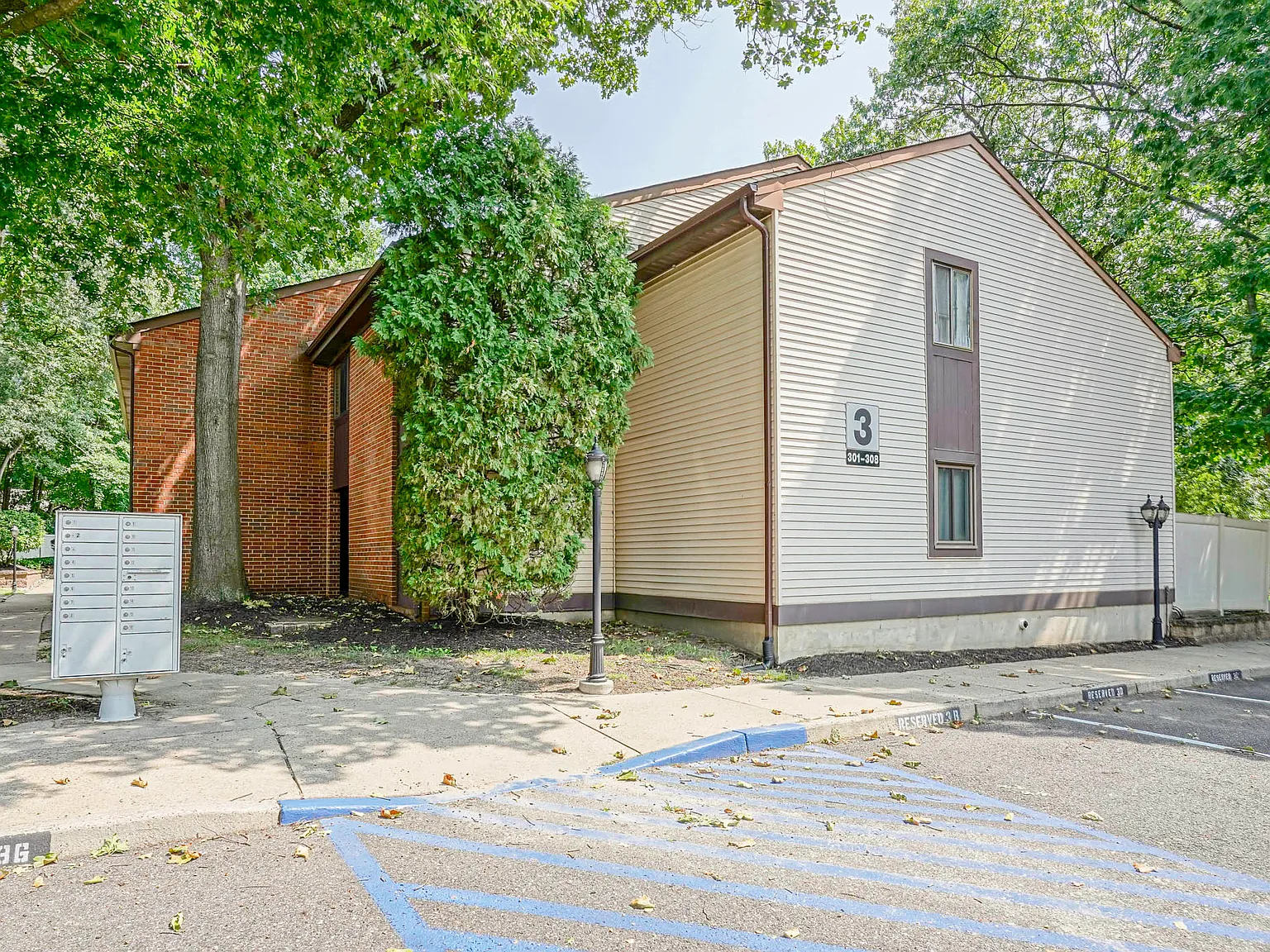 2 bed, 1100 sqft, $2,200 — Photo 3