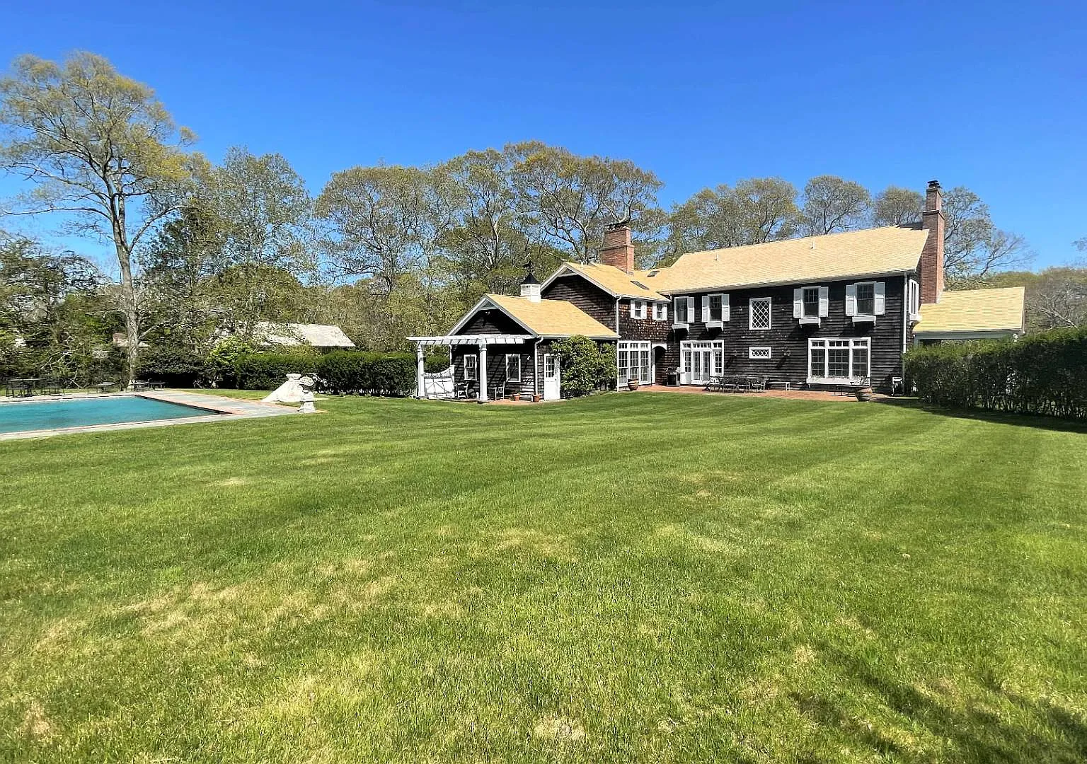 Traditional Near East Hampton Village — Photo 1