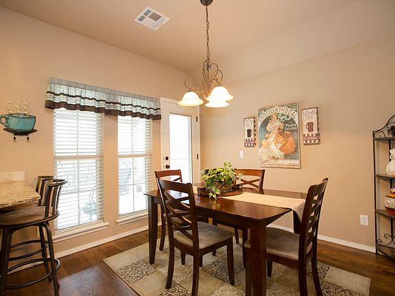 Bright and cheerful kitchen nook
