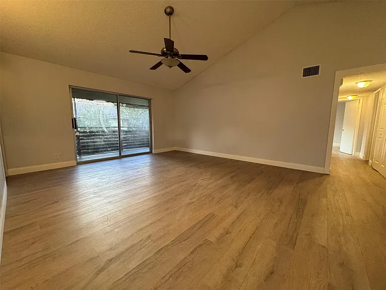 606 Gardens Dr — Photo 2