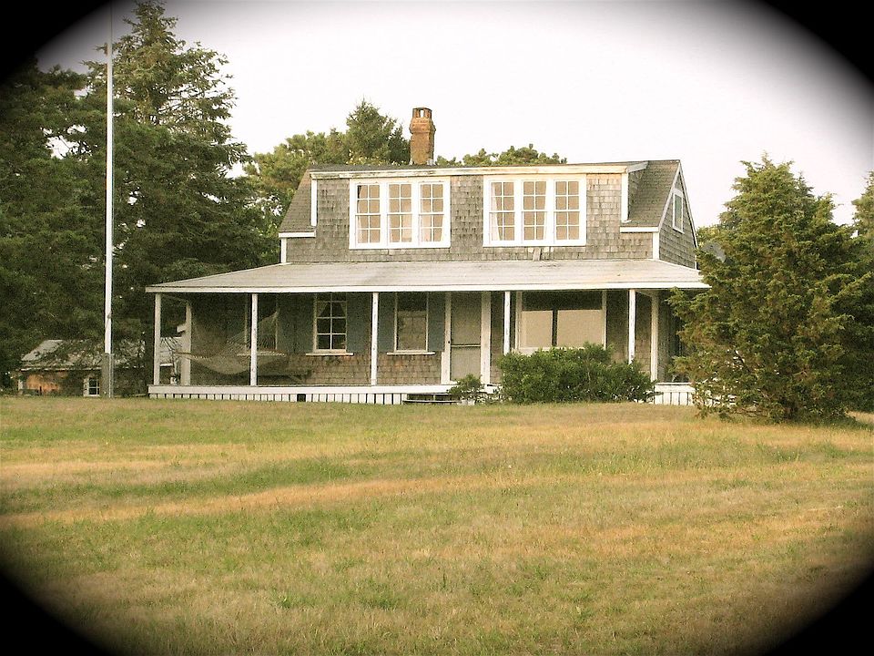 Cottage facing water