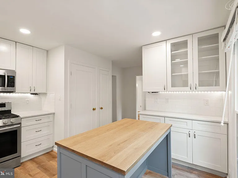 8330 Wickham Rd — Photo 20