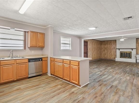 4th image of 822 Urbandale St