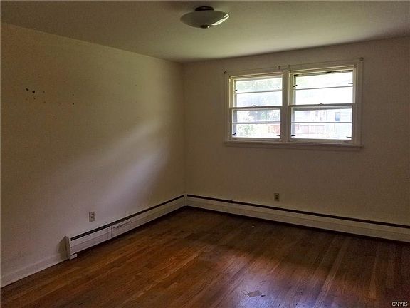 2nd image of 500 Oakridge Dr