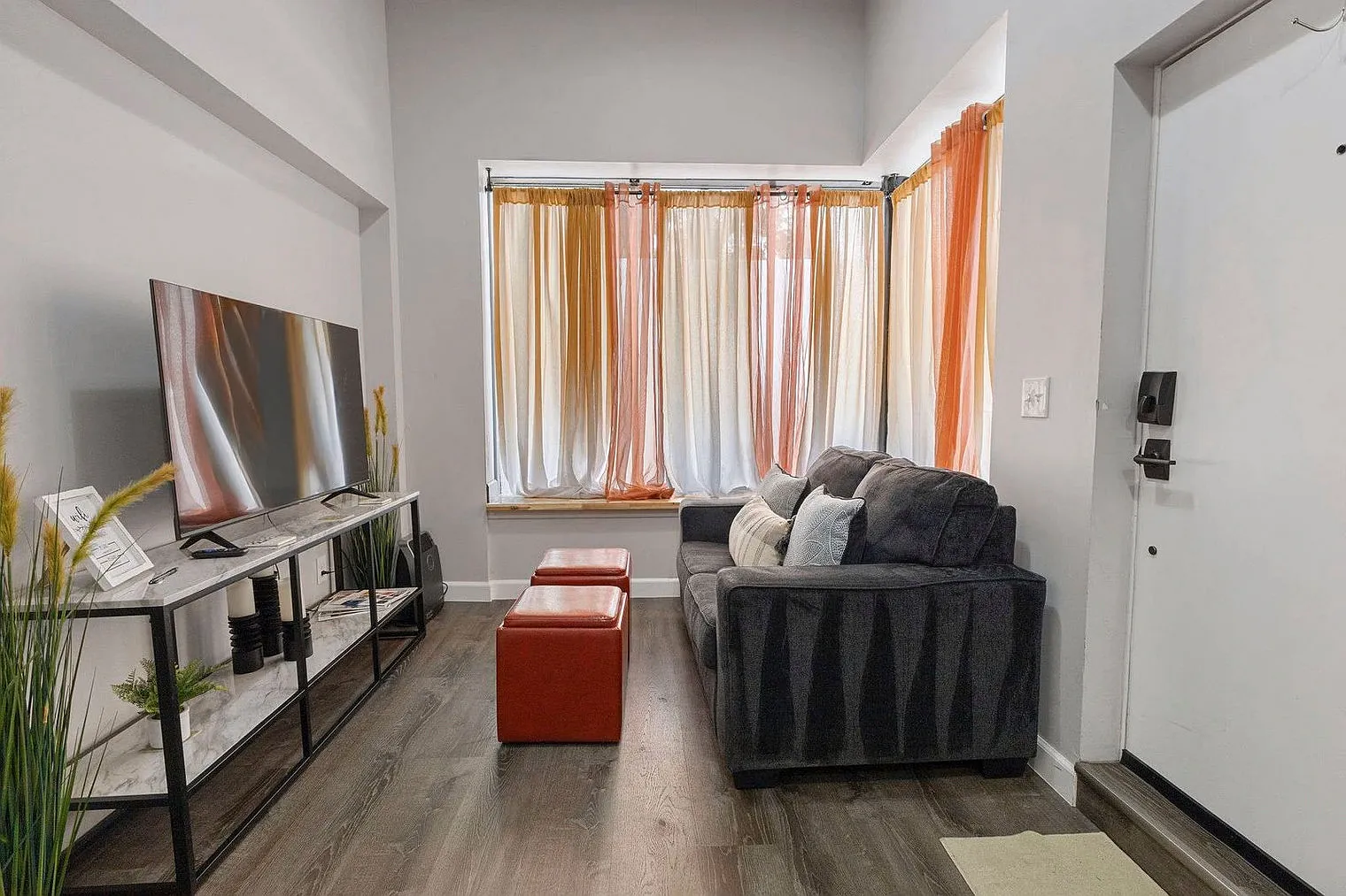 1 bed, 1.0 bath, 495 sqft, $3,327 — Photo 1