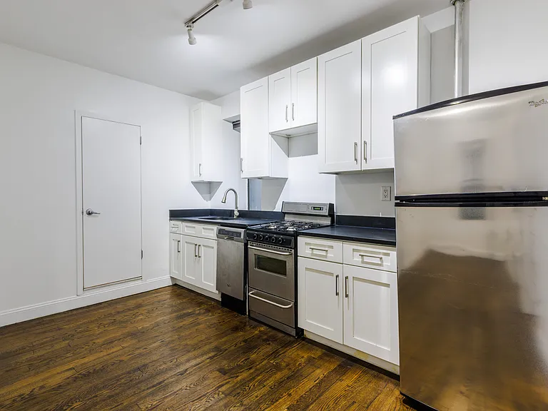 260 W 16th St #1D — Photo 2