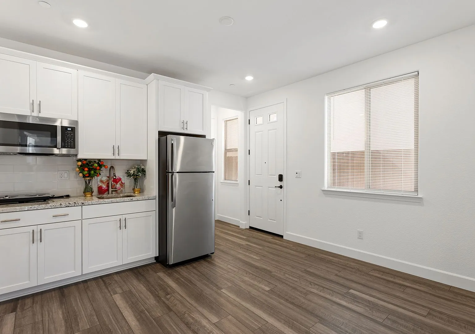 Gorgeous 1 Bed, 1 Bath Property — Photo 3