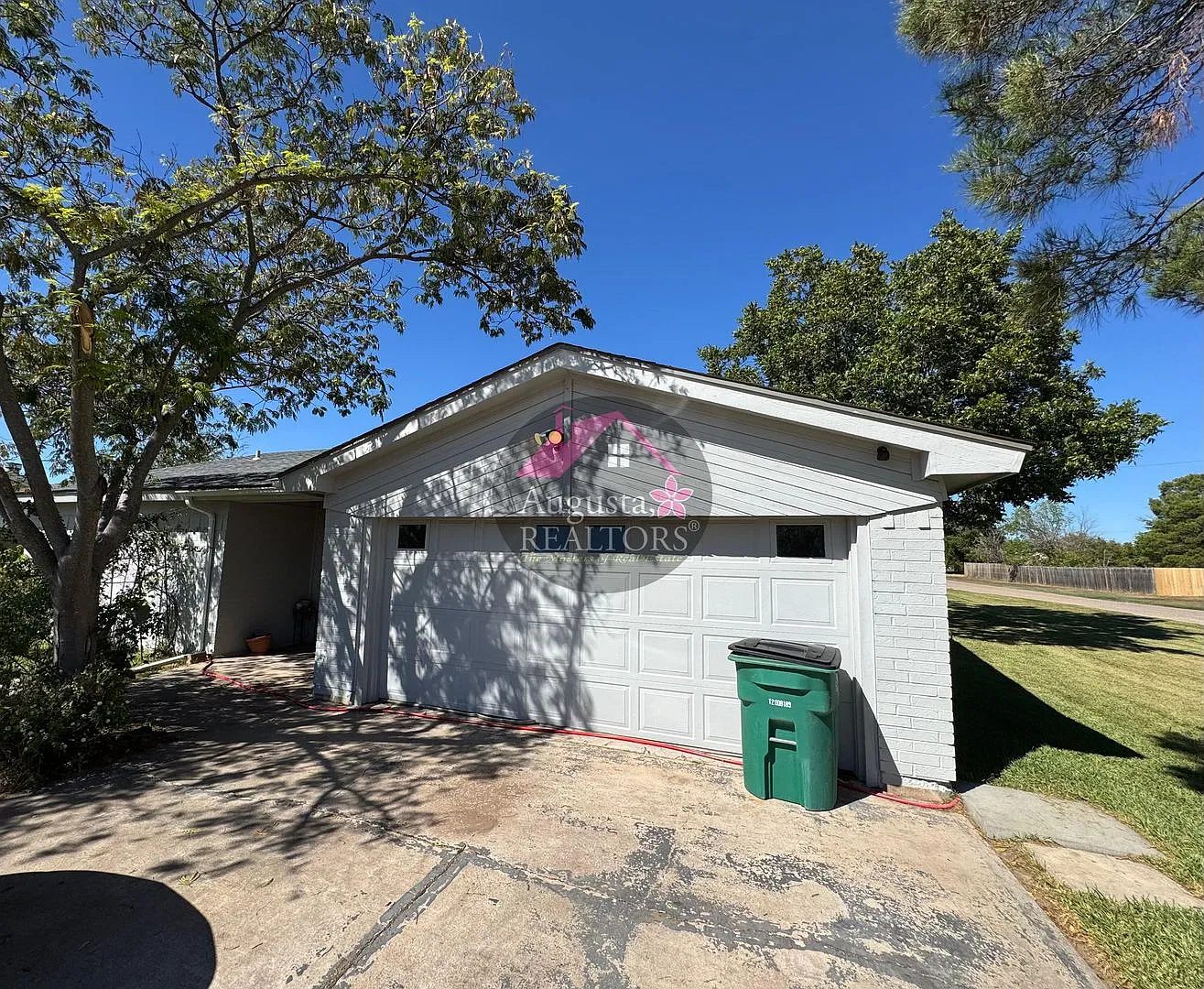 Charming home in Clyde — Photo 1