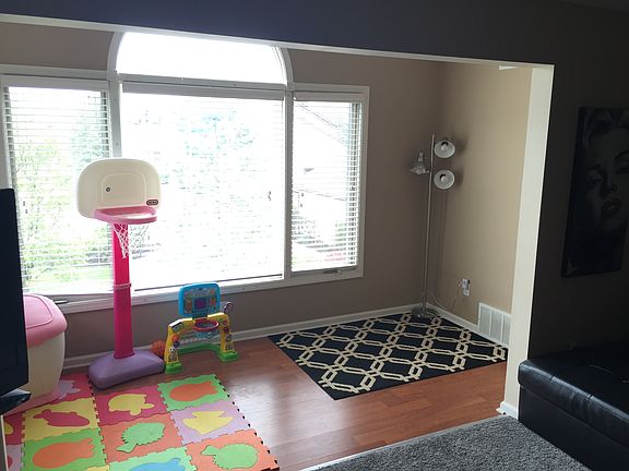 3rd image of 9673 Sylvan Ln Unit 9673