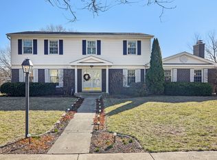 6S531 Sussex Rd, Naperville, IL 60540