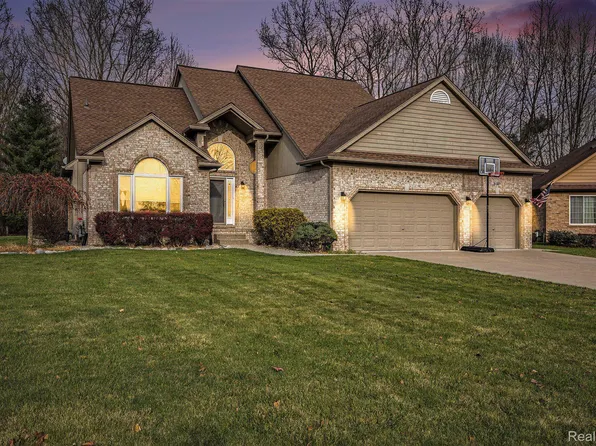 29773 Remington Dr N, Chesterfield, MI 48047