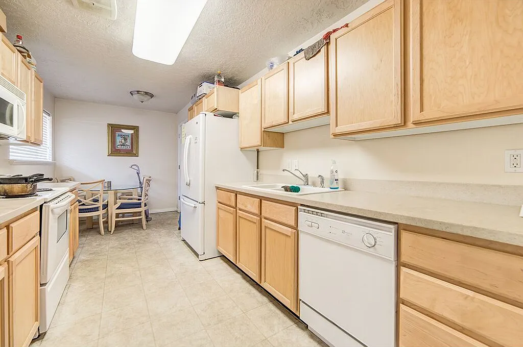 3 bed, 1100 sqft, $559 — Photo 4
