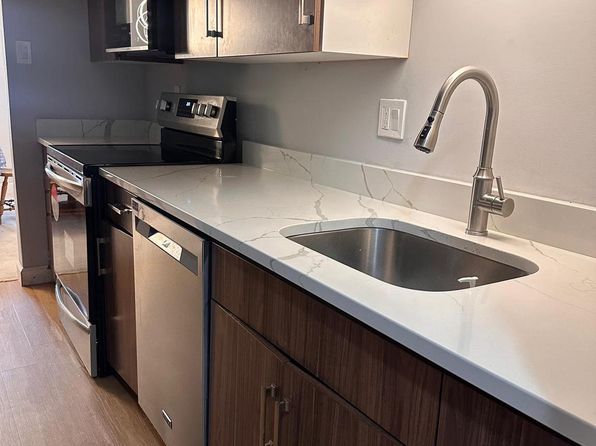 525 Florida Ave APT 202, Herndon, VA 20170