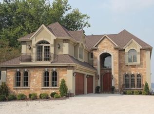 2319 Nagawicka Rd, Hartland, WI 53029