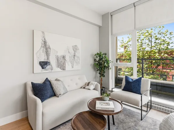 2288 Broadway W #207, Vancouver, BC V6K 0B3